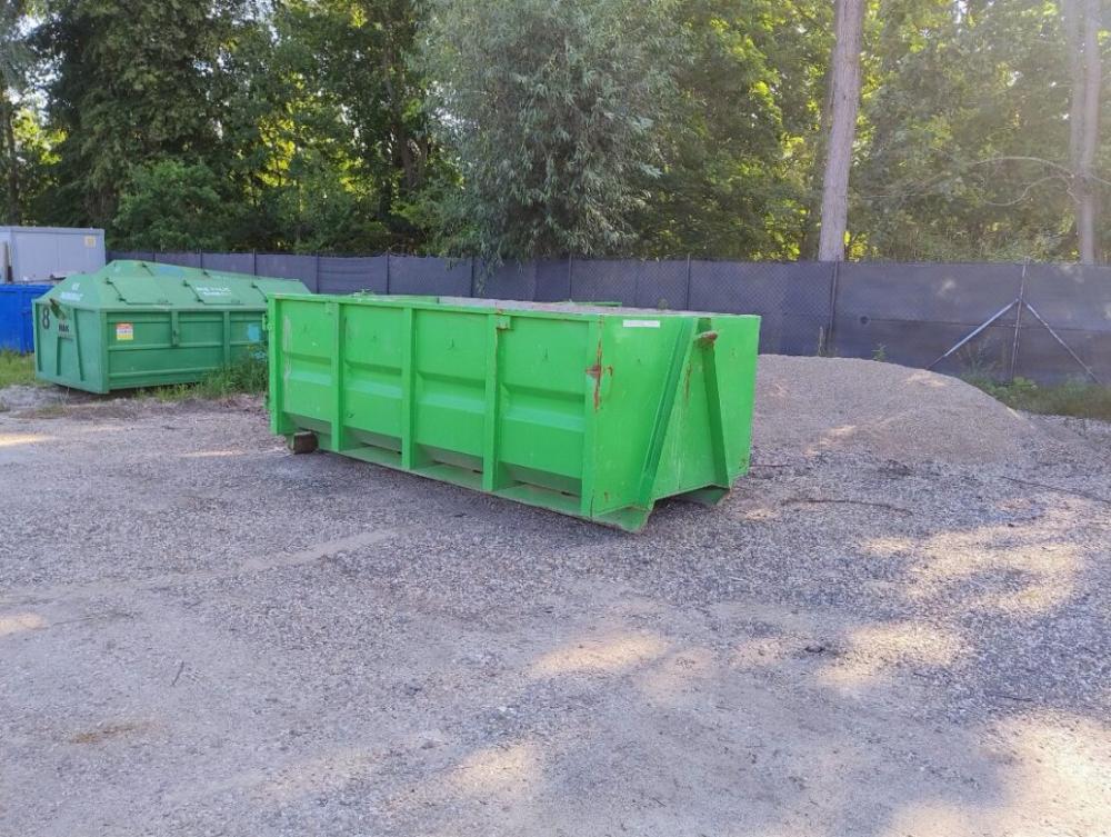 Kontener zielony 8m3 na placu